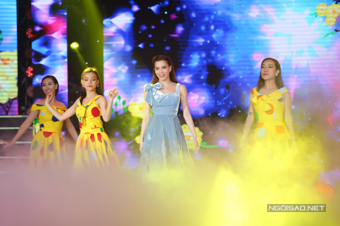 Hồ Ngọc Hà mặc gợi cảm chạy 3 show một đêm